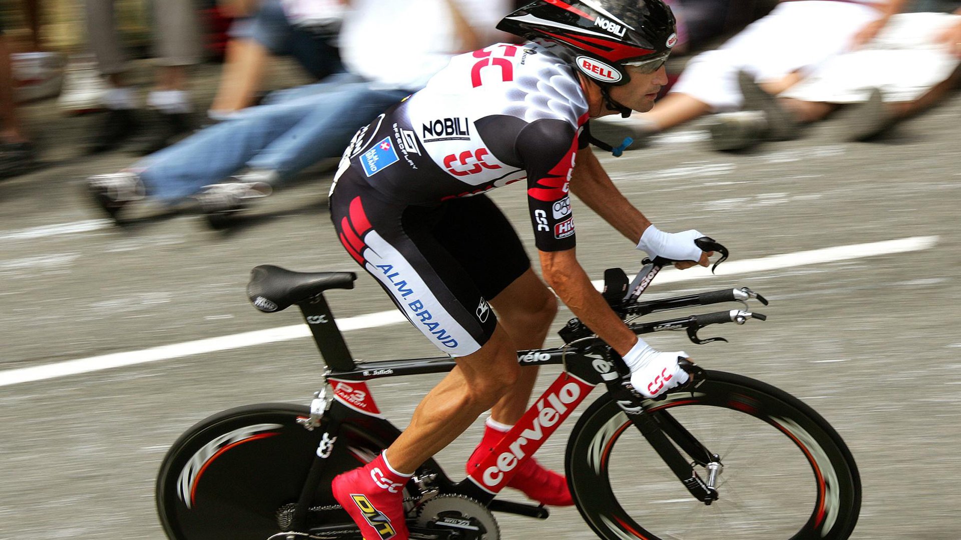 “电动冲浪：水上运动新宠，东三叉湖赛场精彩纷呈”